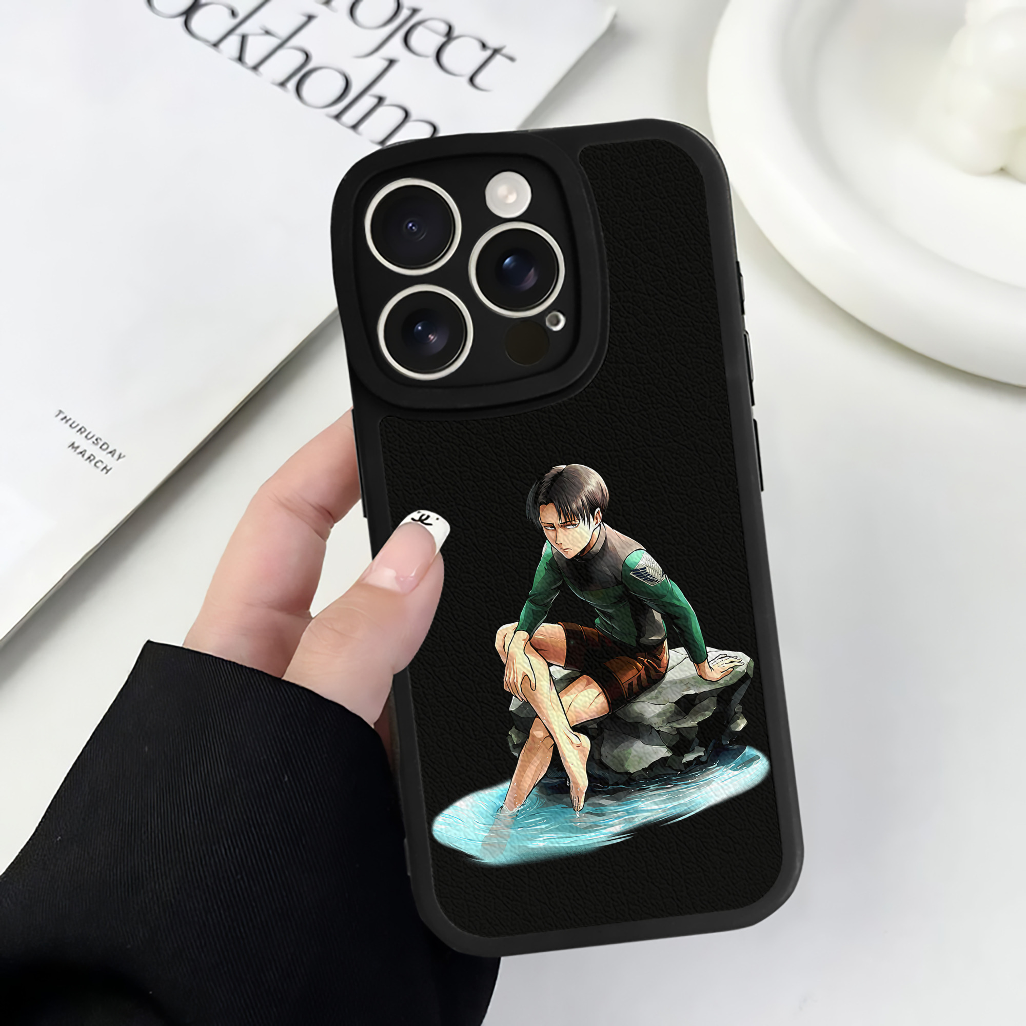 （画像用） 進撃の巨人 リヴァイ·アッカーマン Attack on Titan Levi Ackerman 【iPhone 16シリーズ対応】シリコンスマホケース（レザー調） 材質：シリコン